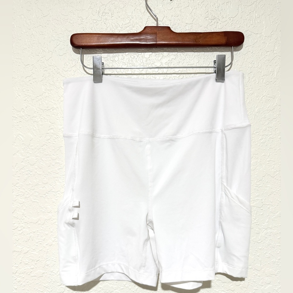 Vineyard Vines White Biker Shorts – GREAT FOR LAYERING SZ Medium – NWOT - Picture 2 of 4